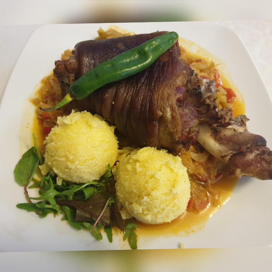 ホテルFlori De Mar Poiana Mărului エクステリア 写真