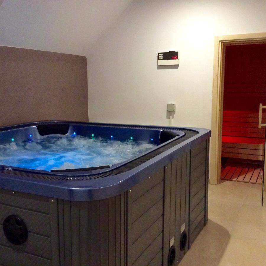 ホテルFlori De Mar Poiana Mărului エクステリア 写真