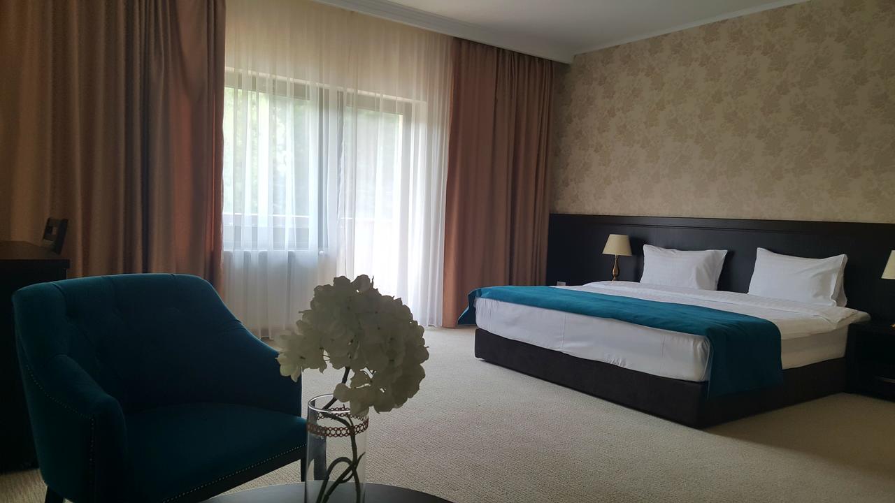 ホテルFlori De Mar Poiana Mărului エクステリア 写真